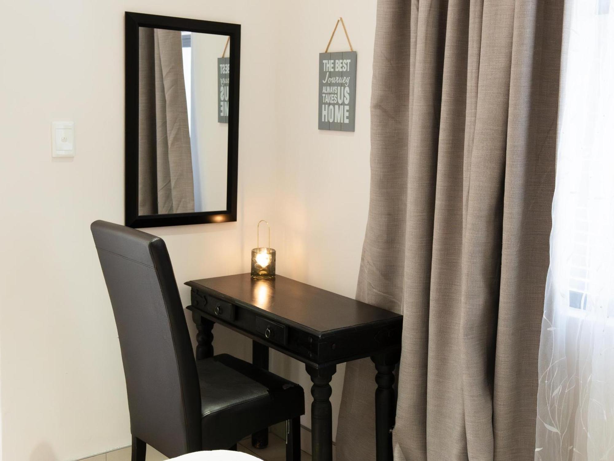 Rieks Van Der Walt Self-Catering Apartment Windhoek Bagian luar foto